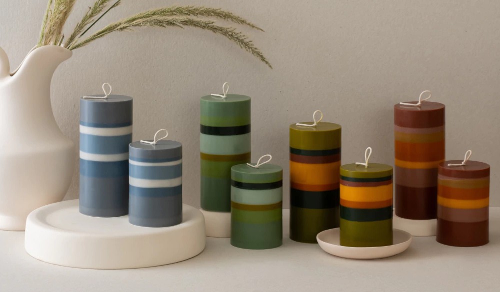 Velas pilar listradas em azul, verde e marrom